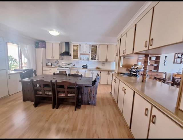 4 BEDROOM HOUSE FOR SALE IN HARTENBOS HEUWELS